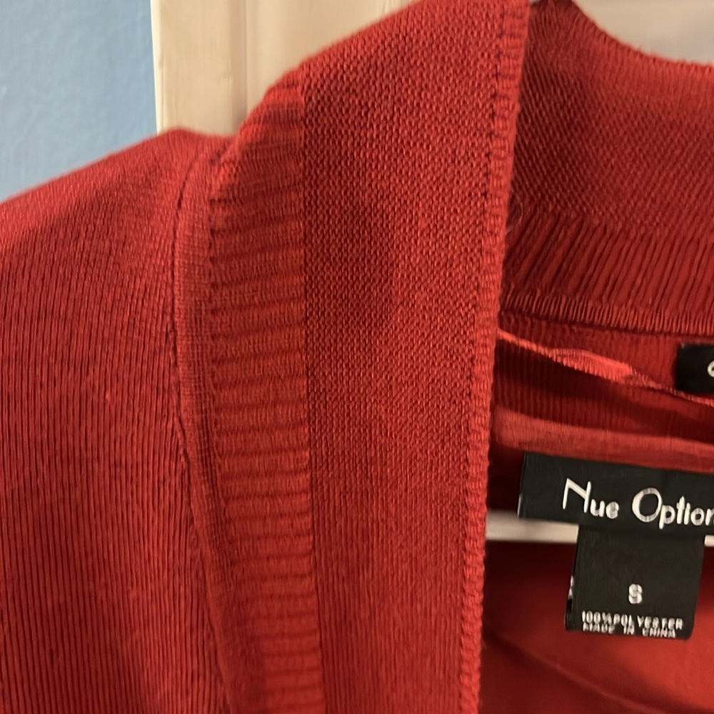 Rust colored cardigan by Cable & Gauge size M. Pockets in front, detailed front - Picture 6 of 7